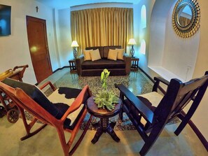 TV, books - Luxury 2BR/2BA w/ Jacuzzi - Walk to Beach & Castle (Chancay)