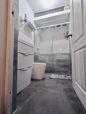 Combined shower/bathtub, towels, soap, shampoo - Luxury 2BR/2BA with Jacuzzi - 7 min walk to Ocean (Chancay)