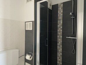 Shower - Cozy apartment within walking distance to the beach (Sellin)