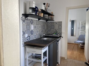 Jääkaappi, kahvin-/teenkeitin, vedenkeitin, leivänpaahdin