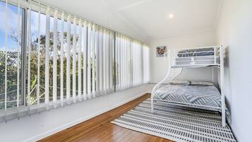 3 makuuhuonetta, silitysrauta/-lauta, ilmainen Wi-Fi