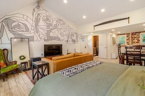 1 habitación, tabla de planchar con plancha y cuna de viaje 