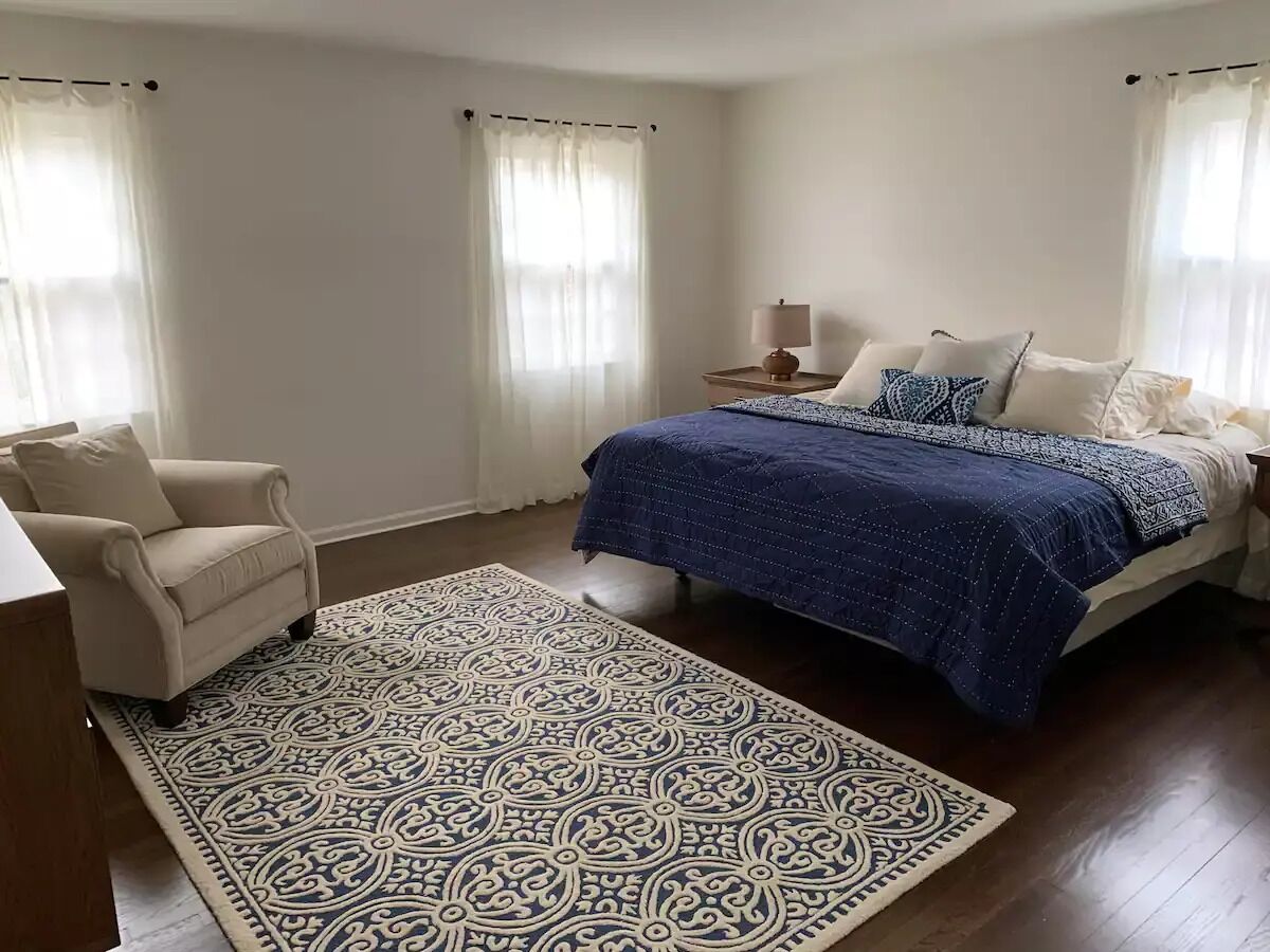4 bedrooms, desk, iron/ironing board, travel crib