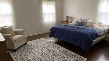 4 bedrooms, desk, iron/ironing board, travel crib