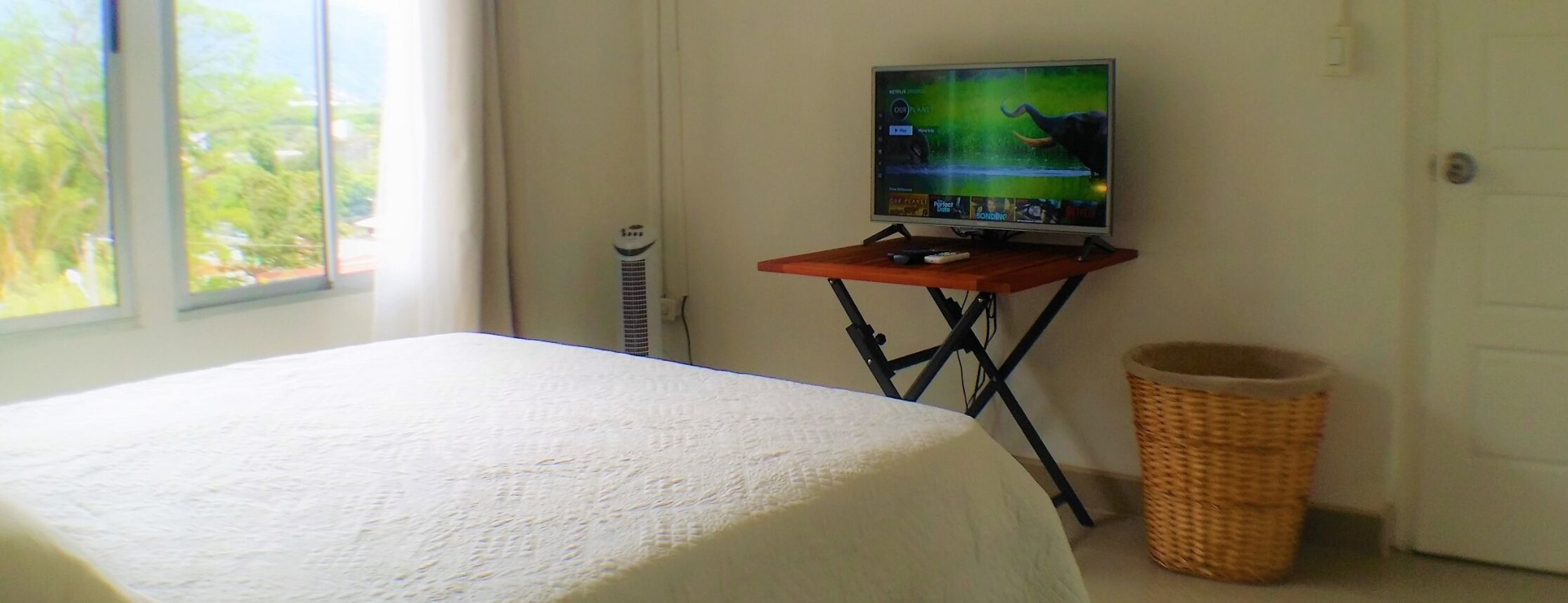 2 sovrum, skrivbord, strykjärn/strykbräda och resesäng