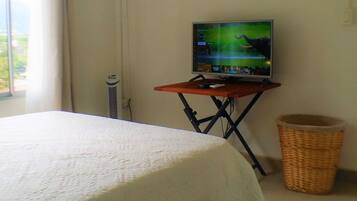 2 間睡房、書桌、熨斗/熨衫板、可攜式嬰兒床