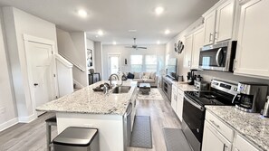 Frigorifero, microonde, forno, piano cottura