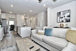 Smart TV, caminetto, videogiochi, studio