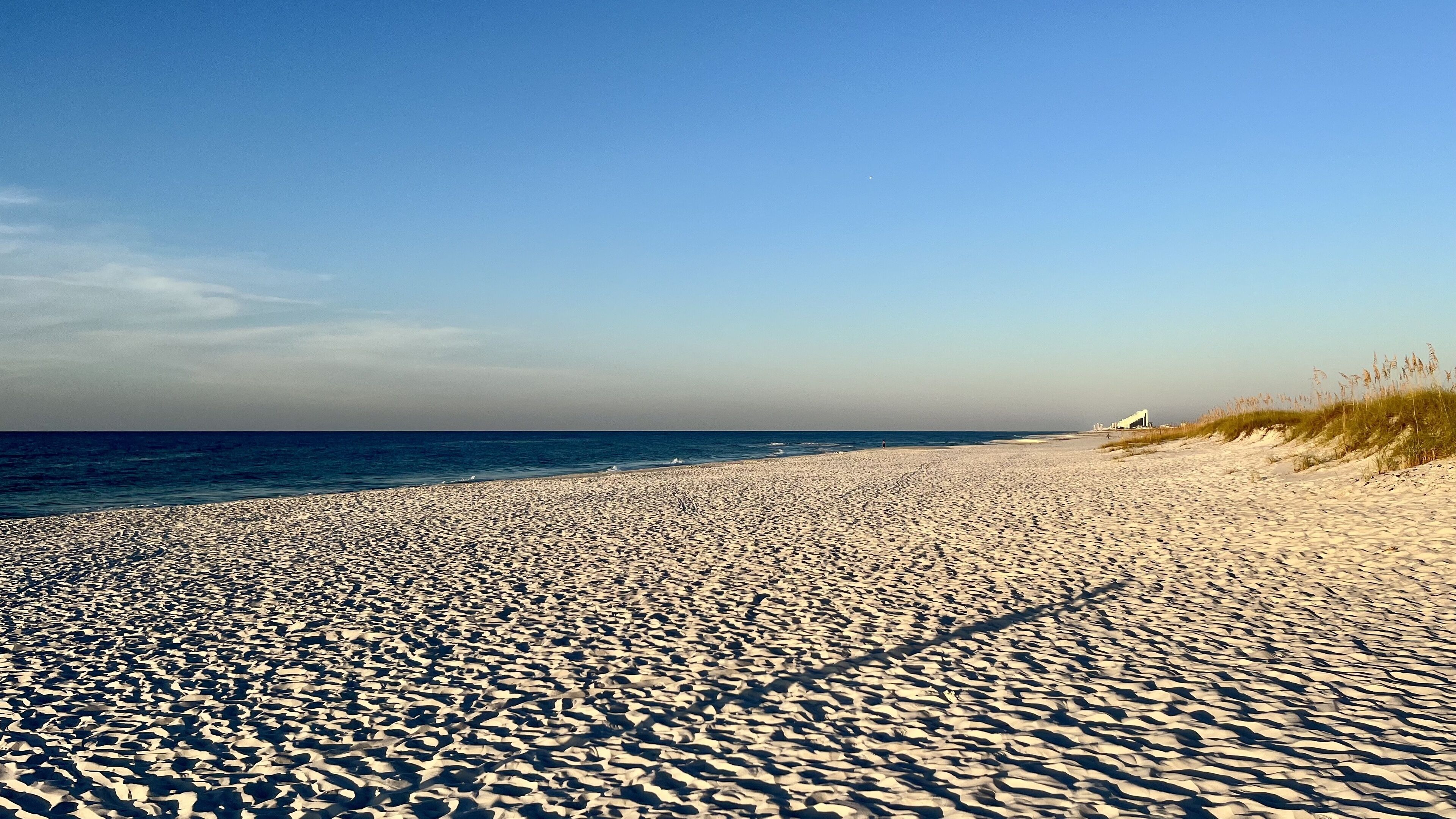 Nær stranden, solsenger og strandhåndklær