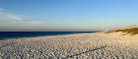 Nær stranden, solsenger og strandhåndklær