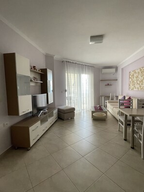 Smart TV, books - Sea view and sunset (Sarandë)