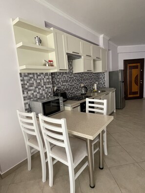 Kühlschrank, Mikrowelle, Ofen, Geschirrspüler