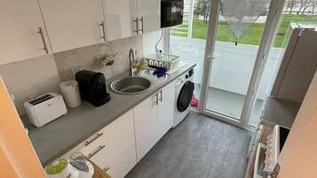 Een koelkast, een microgolfoven, een oven, een kookplaat