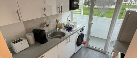 冰箱、微波炉、烤箱、炉灶