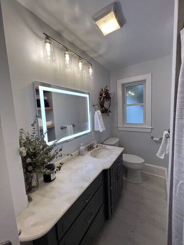 Charming Nautical Retreat-3 BR +Fully Equipped+ Short walk to beach!