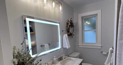 Charming Nautical Retreat-3 BR +Fully Equipped+ Short walk to beach!