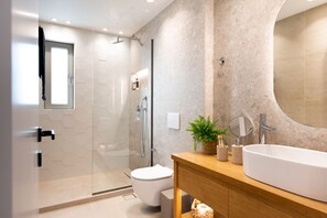 Een douche, een haardroger, een bidet, handdoeken