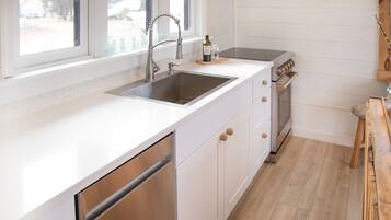 Fridge, oven, dishwasher, coffee/tea maker