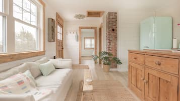 Smart TV, table tennis, books