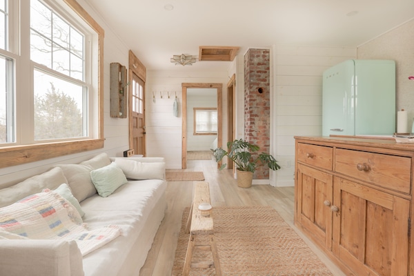 Smart TV, tavolo da ping pong, libri