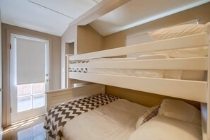 4 bedrooms, iron/ironing board, WiFi, bed sheets