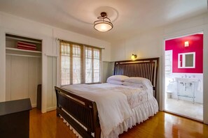 4 bedrooms, iron/ironing board, WiFi
