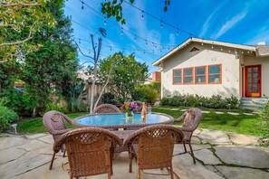 Outdoor dining - Bettes Family Retreat: Walk to the Beach. (La Jolla)