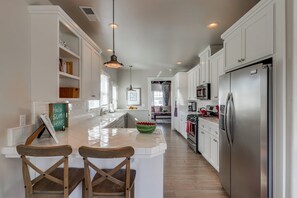 Refrigerador, microondas, horno y parrilla de estufa 