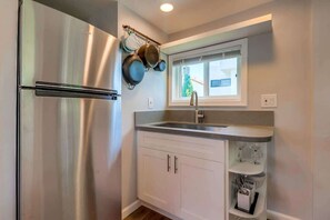 Fridge, microwave, oven, stovetop - Bettes Family Retreat: Walk to the Beach. (La Jolla)
