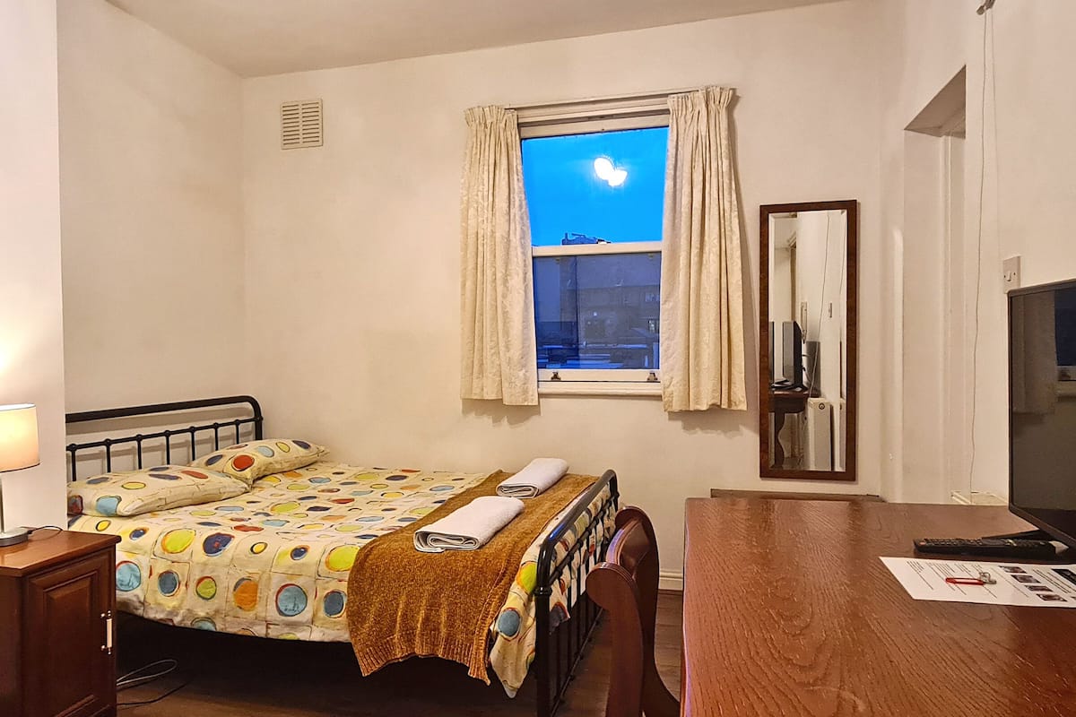 Habitación doble tradicional | Tabla de planchar con plancha, wifi gratis y ropa de cama