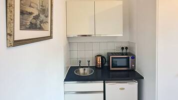 Superior-Einzelzimmer | Eigene Kochnische | Mini-Kühlschrank, Mikrowelle, Wasserkocher, Gefrierschrank