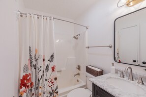 Baignoire, sèche-cheveux, serviettes fournies, savon