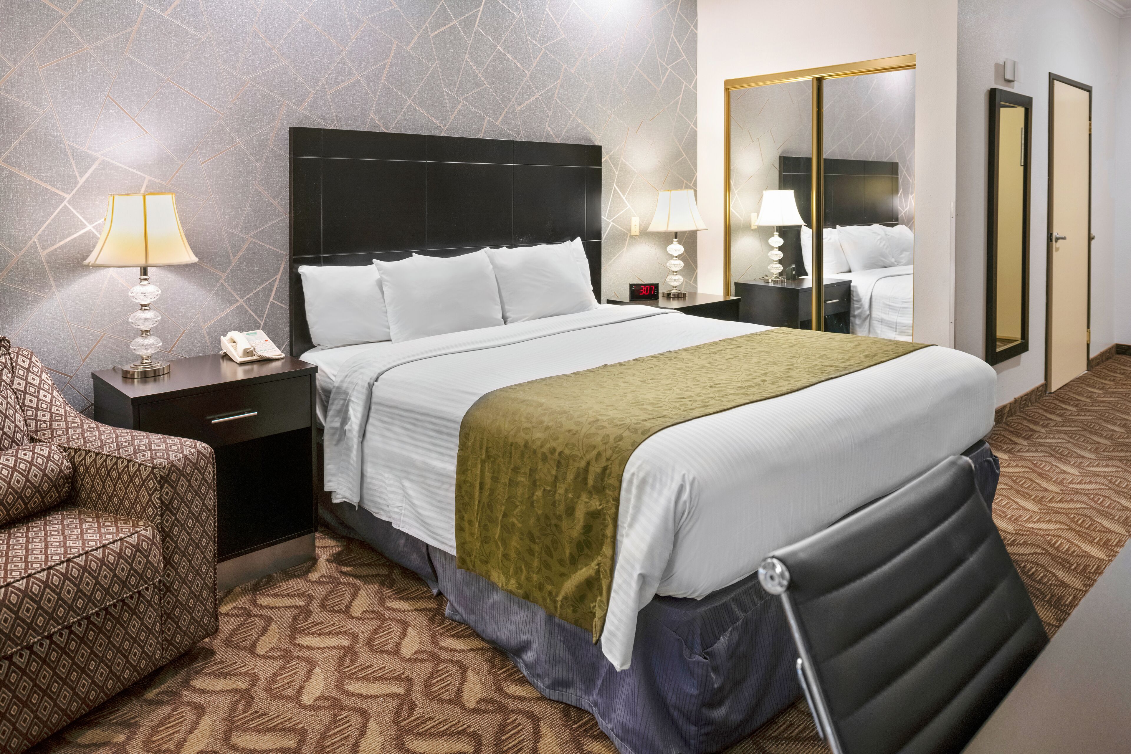 deluxe room, 1 king bed | 1 bedroom, desk, laptop workspace, free wifi