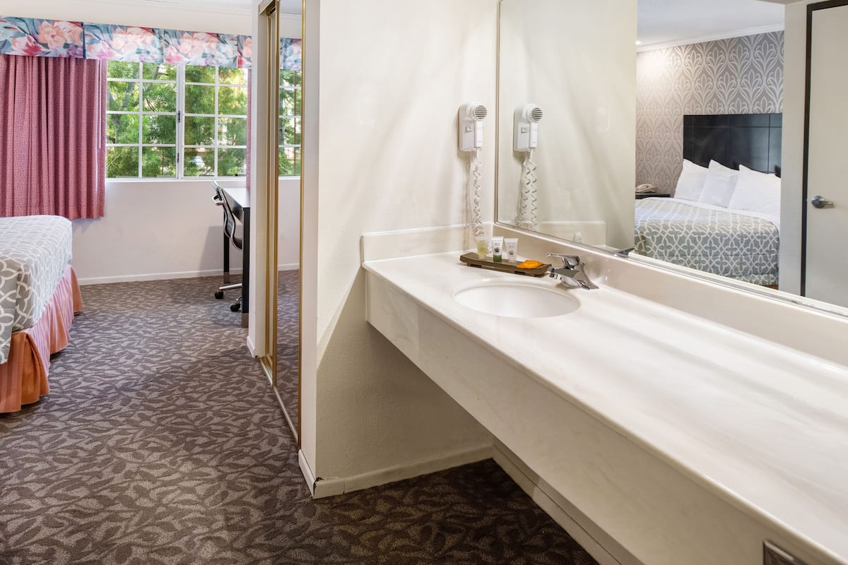 1 bedroom, desk, laptop workspace, free wifi