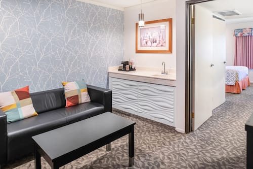 Deluxe Suite, 1 Queen Bed | Desk, laptop workspace, free WiFi, bed sheets
