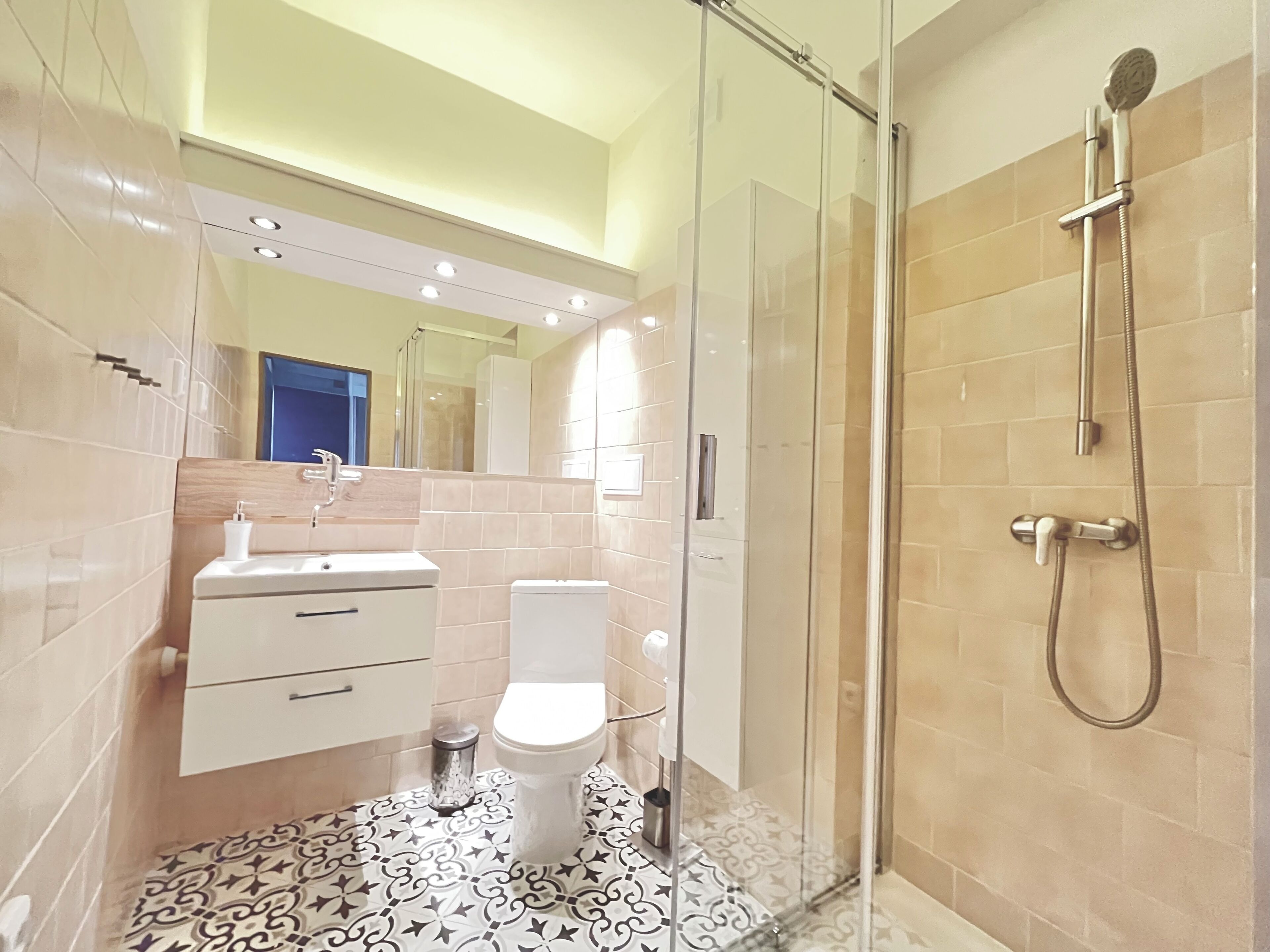 Douche, sèche-cheveux, serviettes fournies, savon