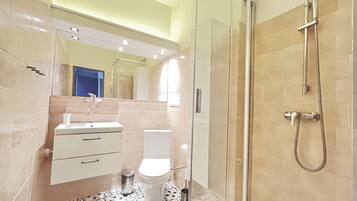 Douche, sĂšche-cheveux, serviettes fournies, savon