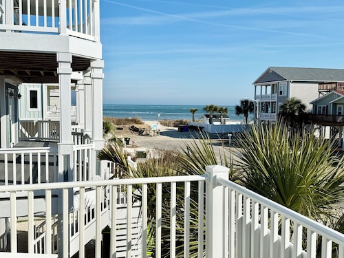 🏝Backyard 7 Hole Putt Putt, Fire Pit, Outdoor TV, Arcades, 45 Sec to the Sand