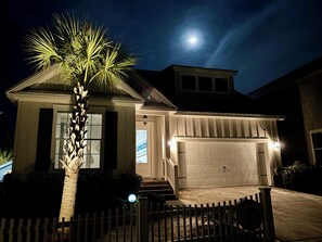 Exterior - Luxury Orange Beach House/Pool/5 min Walk to Beach/Bikes/Arcades/Gulf St Park (Orange Beach)