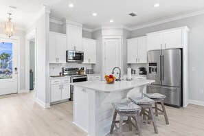 Fridge, microwave, oven, stovetop - Luxury Orange Beach House/Pool/5 min Walk to Beach/Bikes/Arcades/Gulf St Park (Orange Beach)