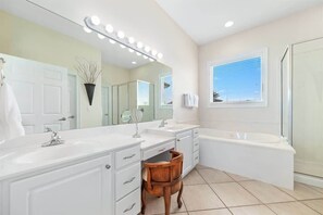 Combined shower/bathtub - Ocean Terrace-Large beach house with private pool (Gulf Shores)