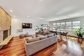 Smart TV, books - Oakton St. Inn, Evanston near Northwestern, Loyola and Chicago (Evanston)