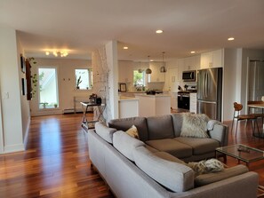 Smart TV, books - Oakton St. Inn, Evanston near Northwestern, Loyola and Chicago (Evanston)
