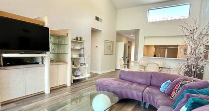 Luxe & Comfy Palm Valley Country Club Oasis: Golf Views - Den - Pools - Parking!
