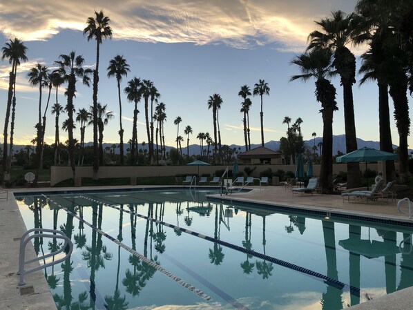 Una piscina al aire libre, una piscina climatizada