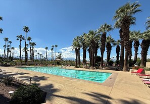Una piscina al aire libre, una piscina climatizada
