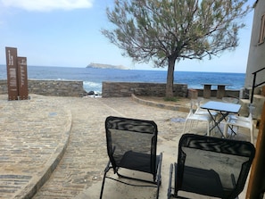 Outdoor dining - Waterfront fisherman's cottage (Ersa)