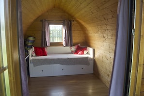 Cabaña | Área de sala de estar | Televisión LED de 32 pulgadas con canales digitales y televisión