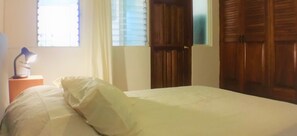 1 habitación, escritorio, tabla de planchar con plancha y cuna de viaje 