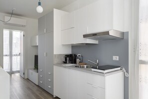 Fridge, oven, stovetop, coffee/tea maker